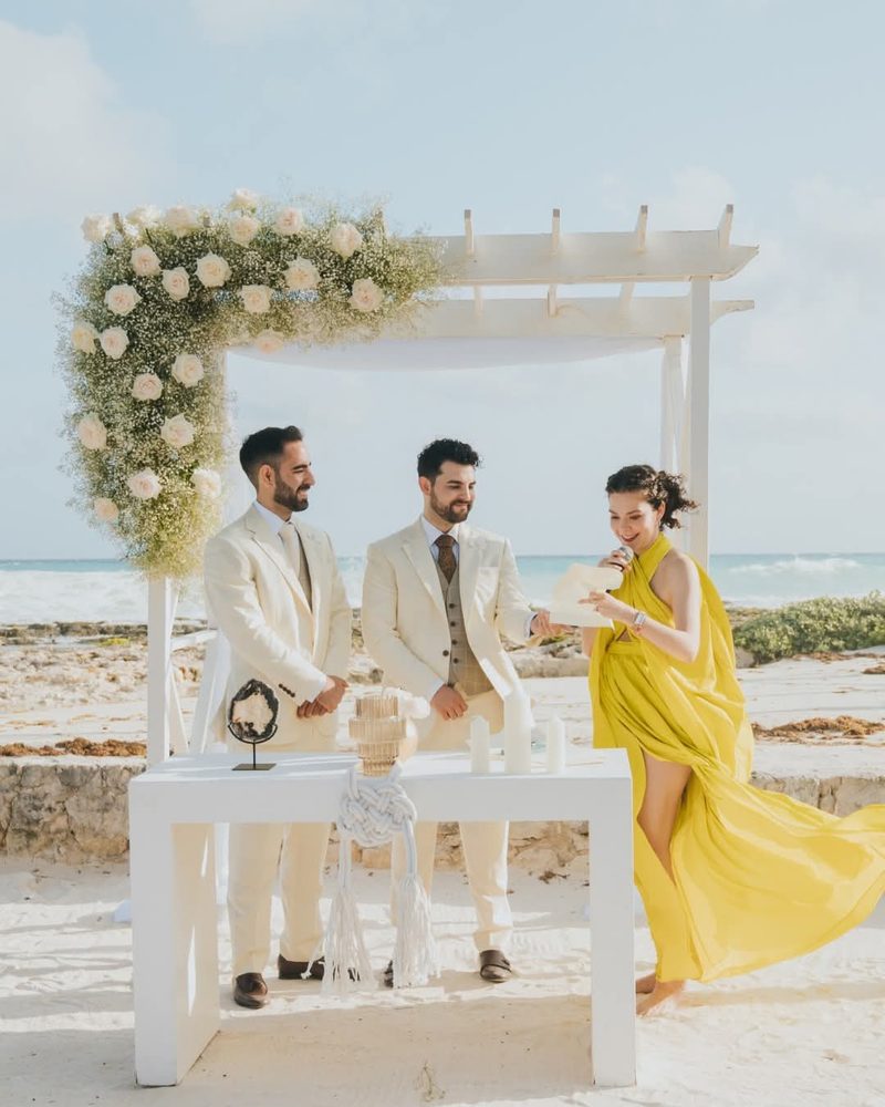 Ceremonia simbólica en la playa