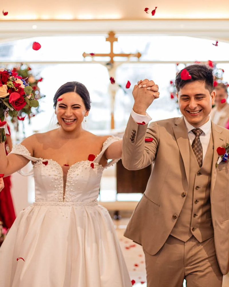 Salida de los novios entre pétalos